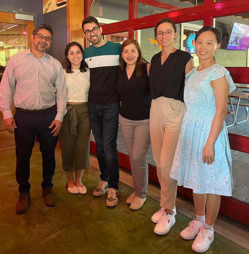 Paula Nieto-Morales y sus colegas del laboratorio del Dr. José R. Pinto en Florida State University: de izquierda a derecha, Yun Shi, Paula Nieto Morales, Michelle Rodríguez García, Maicon Landim Vieira, Isabella Leite Coscarella y el Dr. José R. Pinto. (Foto cortesía de Paula Nieto-Morales)